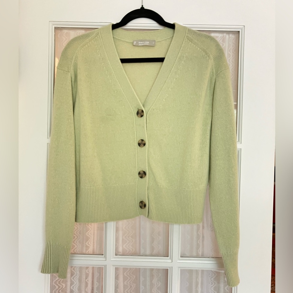 Everlane Cashmere Women's V-Neck Button-Up cardigan